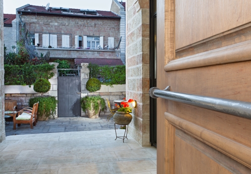 דלת כנף אחת ליבות וסרגל בולט דגם 114